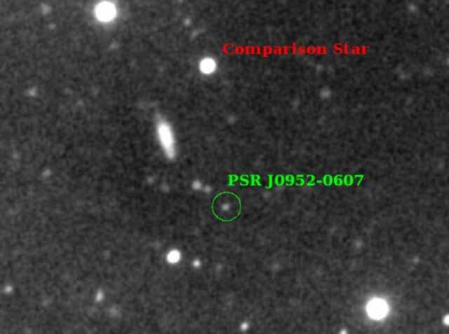 Les astronomes ont mesuré la vitesse d'une étoile faible (cercle vert) qui a été dépouillée de presque toute sa masse par un compagnon invisible, une étoile à neutrons et un pulsar milliseconde qu'ils ont déterminé comme étant le plus massif jamais trouvé et peut-être la limite supérieure pour les étoiles à neutrons . 