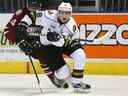 Victor Mete des Knights de London dirige la glace lors d'un match contre le Storm de Guelph au Budweiser Gardens à Londres le 16 décembre 2016. Mike Hensen/The London Free Press