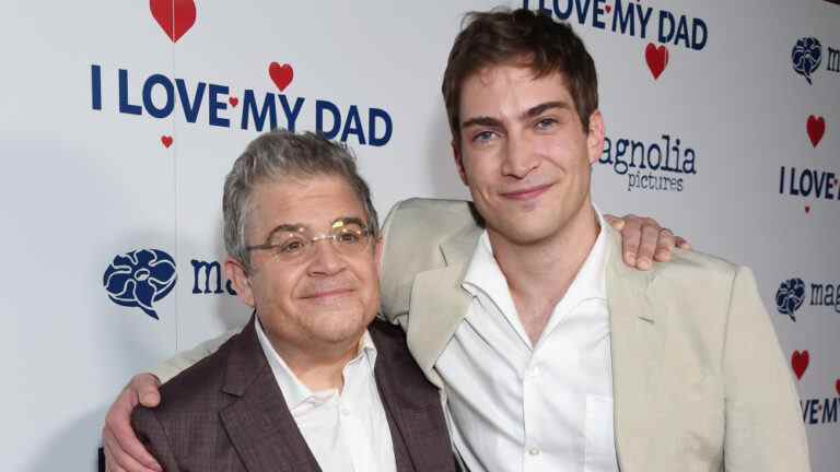 James Morosini, star de "J'aime mon père", parle de sortir avec Patton Oswalt : "C'est un embrasseur phénoménal"
	
	
