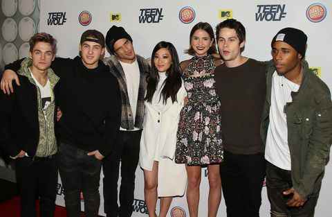 hollywood, vers le 20 décembre l'acteur dylan sprayberry, cody christian, tyler posey, arden cho, shelley hennig, dylan obrien et khylin rhambo assistent à la première soirée mtv teen wolf los angeles le 20 décembre 2015 à hollywood, californie photo par jb lacroixwireimage