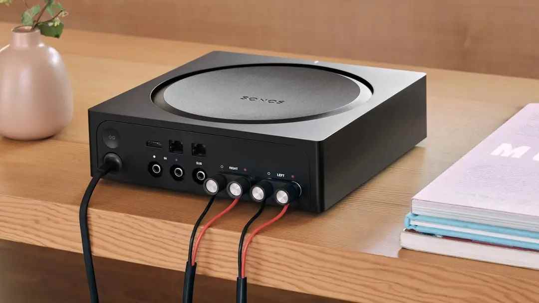 Paramètres de style de vie montrant l'arrière de Sonos Amp montrant les ports et les connexions des câbles