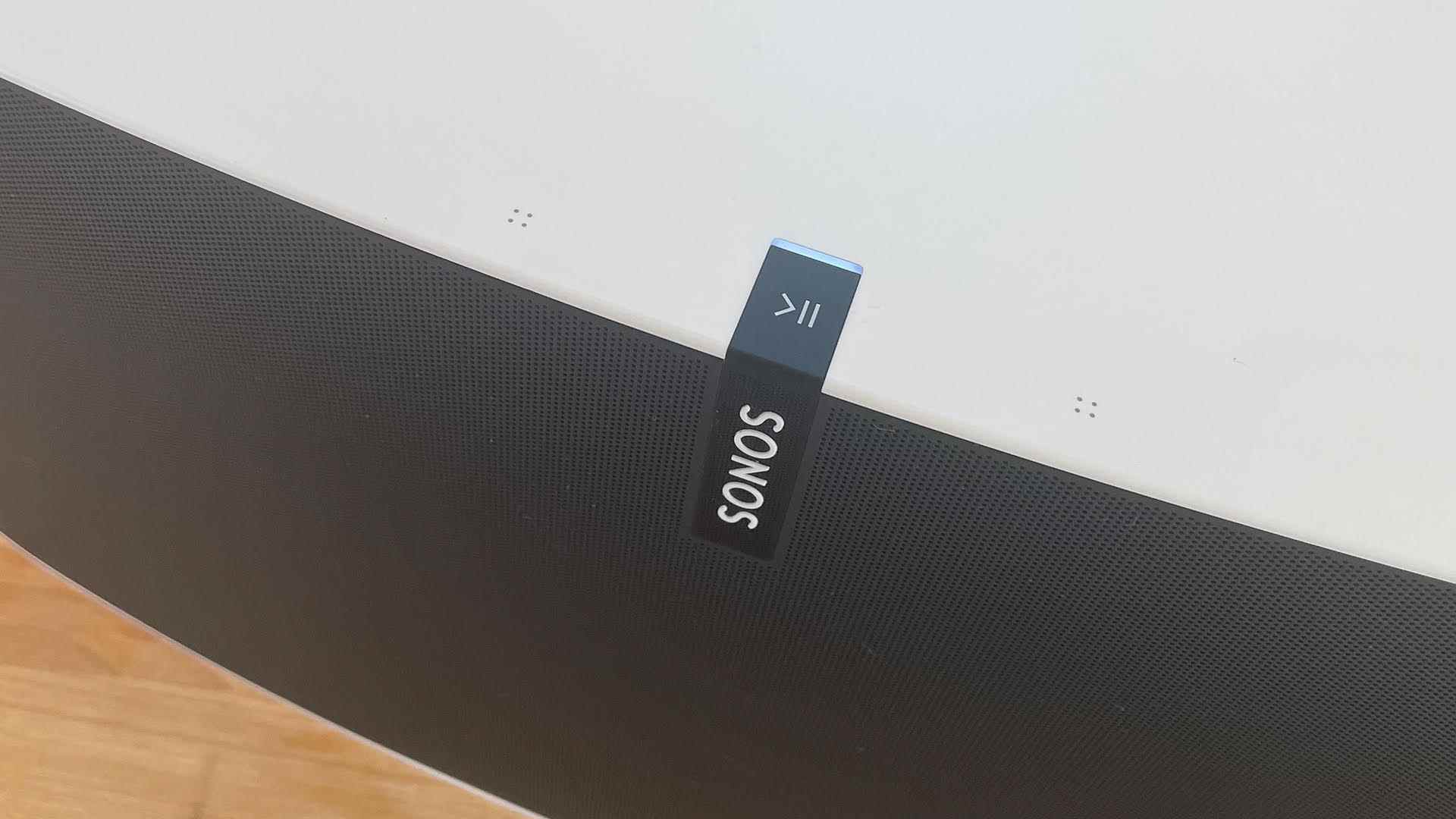 Sonos Play:5 affichant les commandes tactiles et le voyant d'état