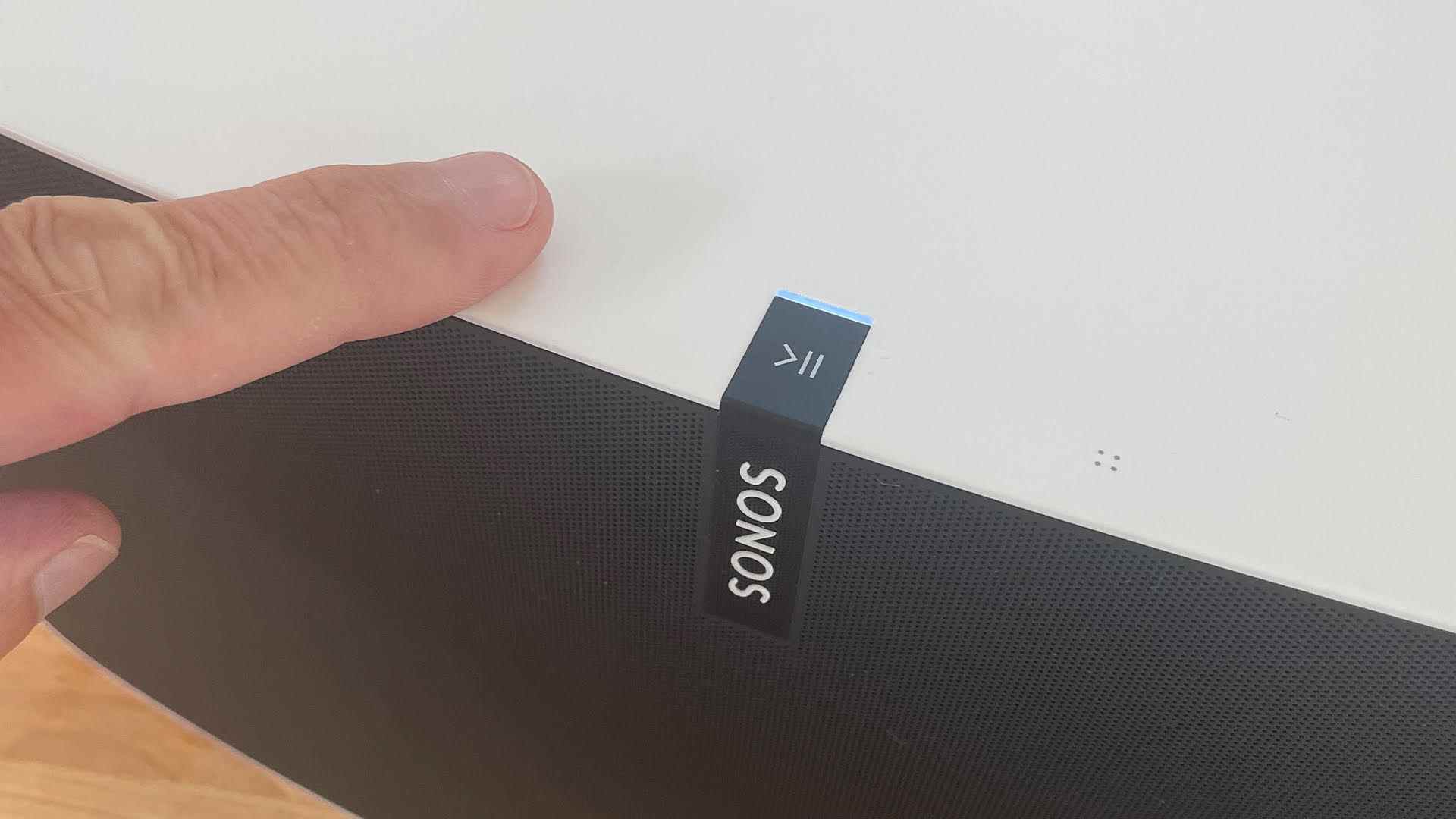 Sonos Play ; 5 commandes tactiles avec le doigt de l'examinateur sur le dessus de l'unité