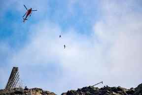 Tom Cruise sort d'une moto lors du tournage du prochain film Mission Impossible à Hellesylt, en Norvège, le 6 septembre 2020.