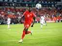 Alphonso Davies, numéro 19 du Canada, poursuit le ballon lors d'un match de qualification pour la Coupe du monde 2022 contre le Panama au BMO Field le 13 octobre 2021 à Toronto.  (Photo de Vaughn Ridley/Getty Images) 