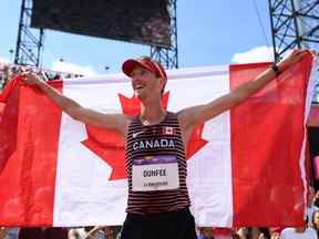 Le Canadien Evan Dunfee célèbre sa médaille d'or lors de la finale masculine du 10 000 m marche le jour 10 des Jeux du Commonwealth de Birmingham 2022 au stade Alexander le 7 août 2022.