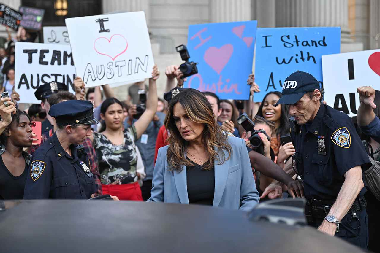 Mariska Hargitay s'attaquant à l'épisode Amber Heard et Johnny Depp Ripped From The Headlines.