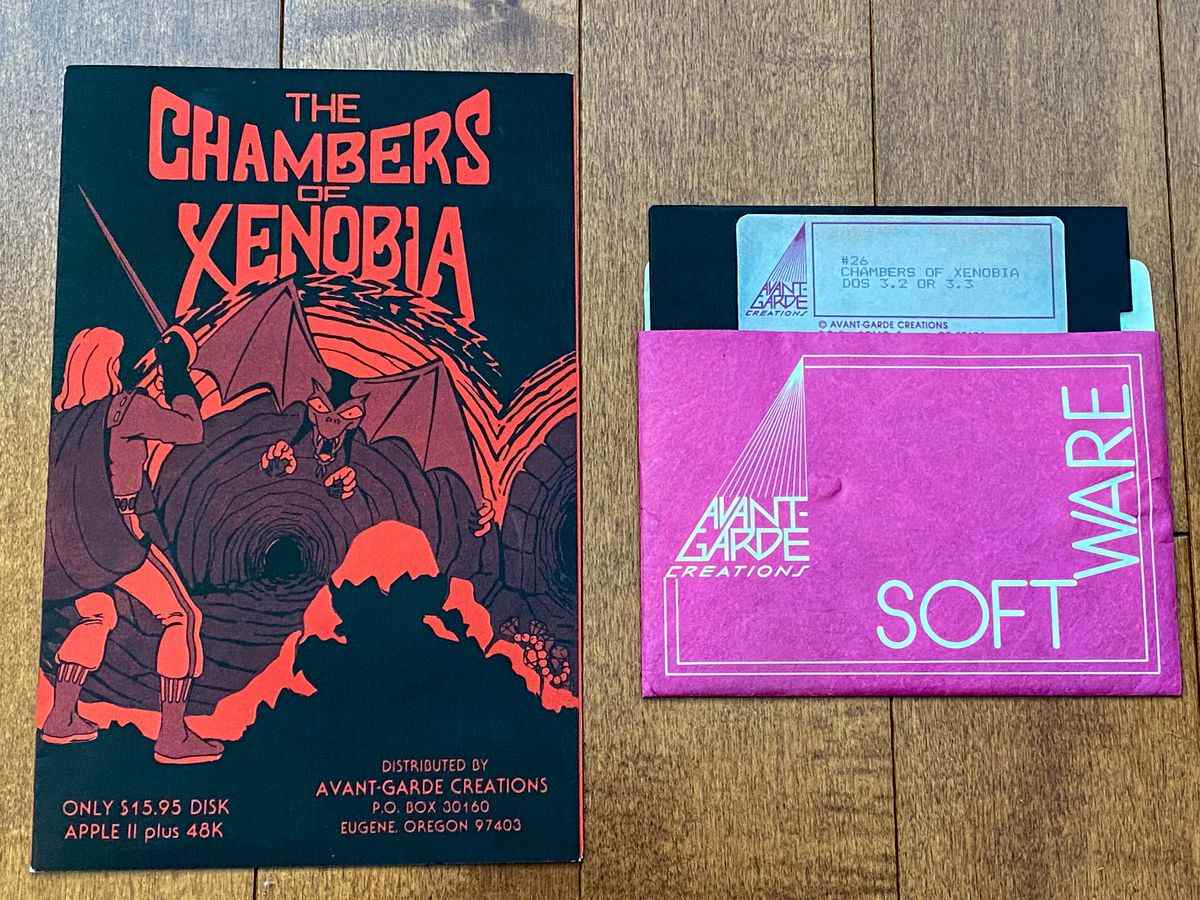 Copie achetée par Stéphane Racle de The Chambers of Xenobia, photographiée sur une surface en bois dur.  Racle soupçonne que le jeu est une contrefaçon