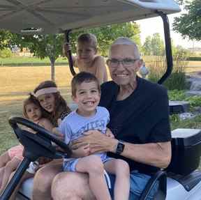 Ron Rader est décédé le 1er août, quelques jours après avoir assisté à ses propres funérailles, que sa famille a décrites comme une «célébration de la vie».