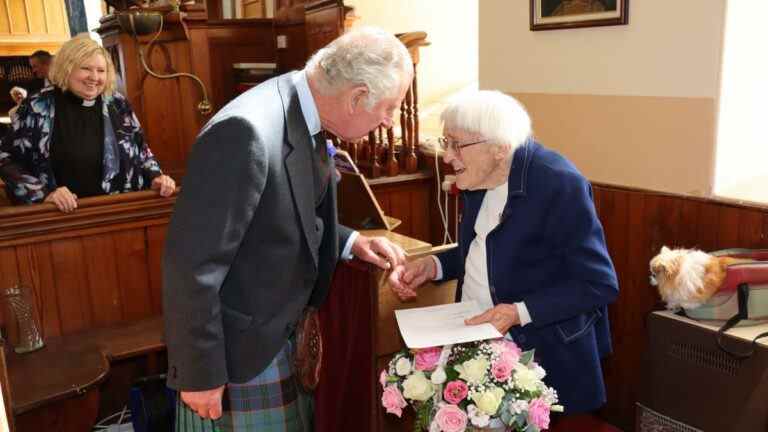 L’organiste de l’église, 89 ans, honoré lors d’une présentation surprise par le prince de Galles