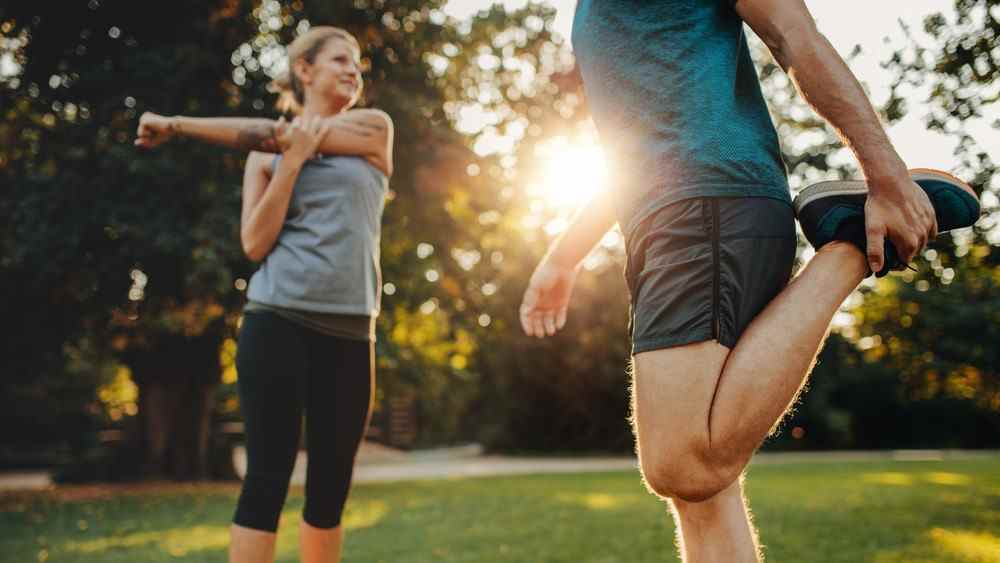 un couple qui s'étire après une course