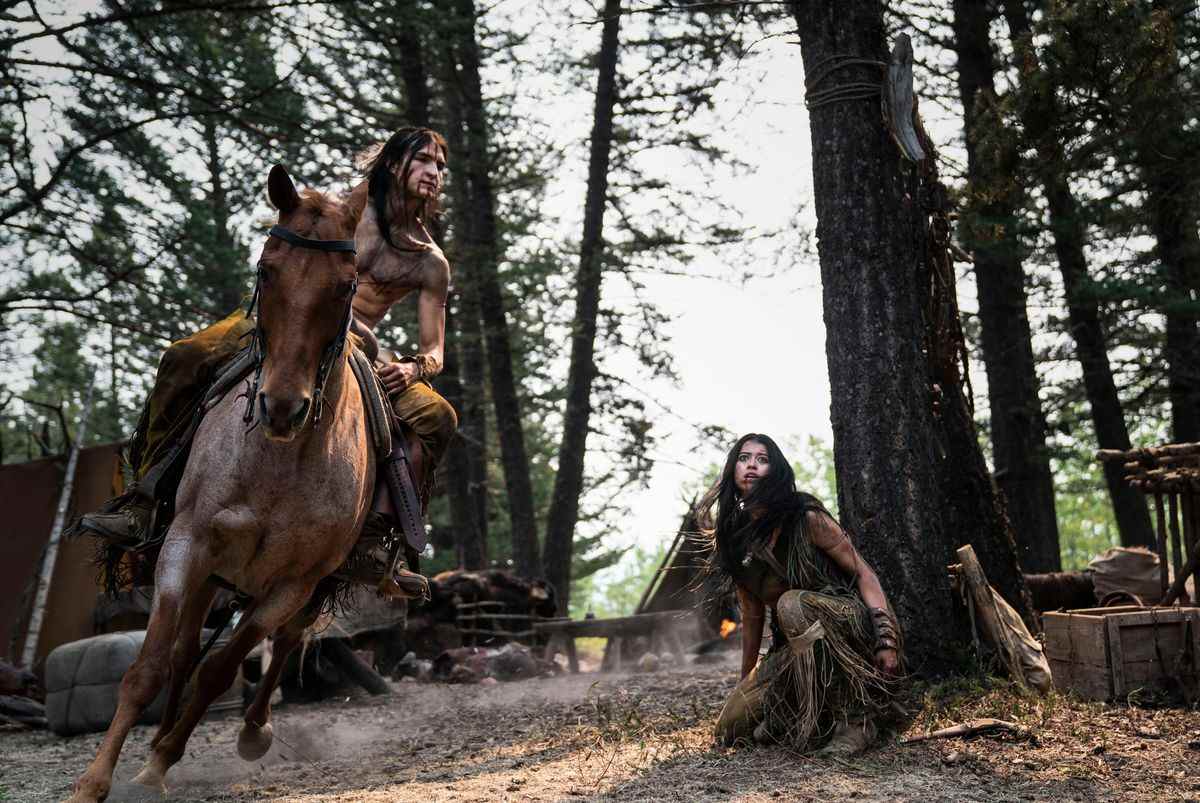 Naru et son frère Taabe, à cheval, dans les bois de Prey