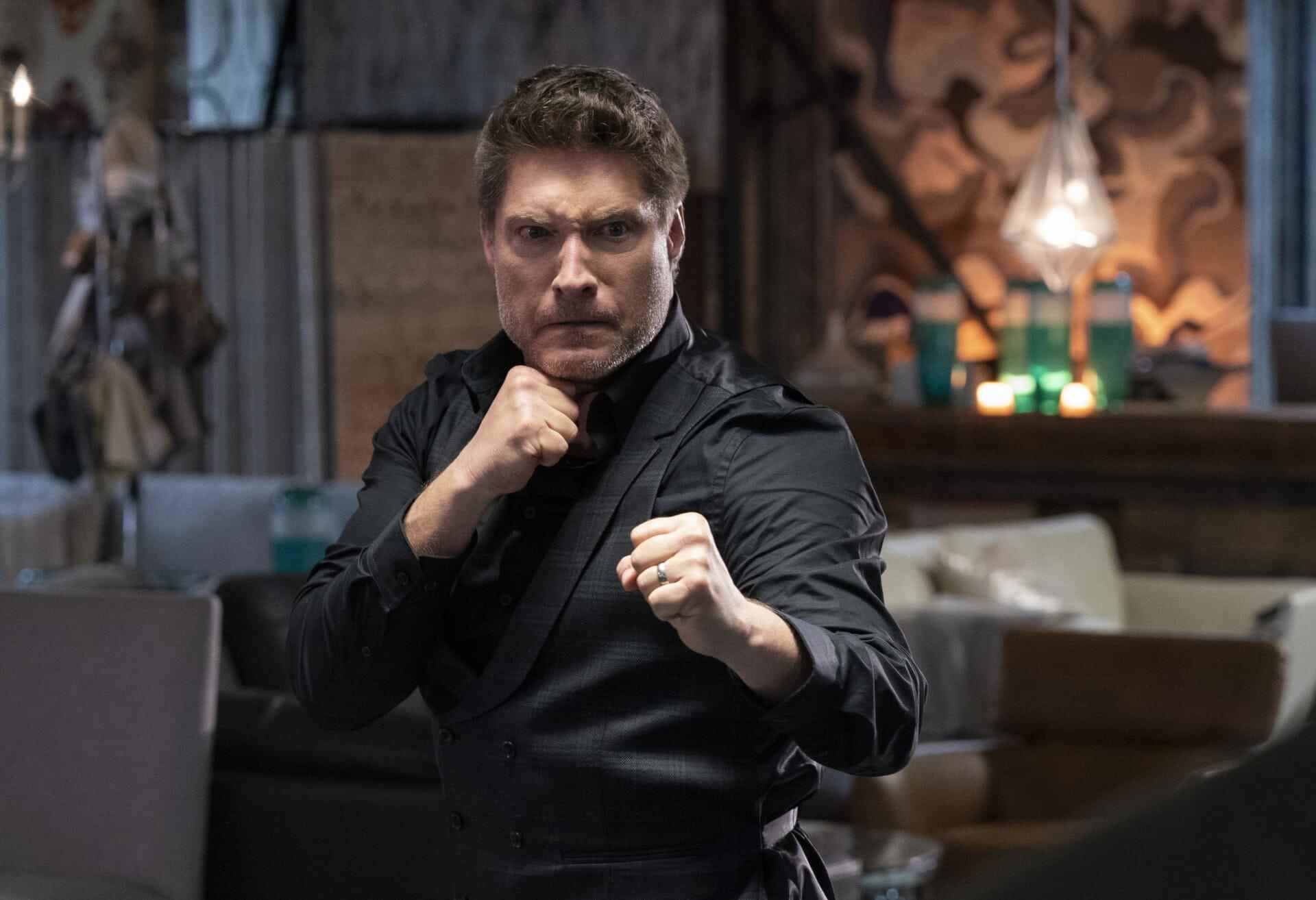 Netflix: les premières images de la saison 5 de Cobra Kai révèlent le retour de Sean Kanan dans le rôle de Mike Barnes et du nouveau sensei Kim Da-Eun, joué par Alicia Hannah-Kim.