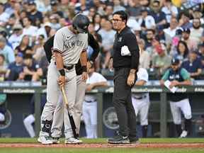 Matt Carpenter # 24 des Yankees de New York pointe avec sa batte l'endroit où la balle de faute l'a frappé lors de la première manche contre les Mariners de Seattle au T-Mobile Park le 8 août 2022 à Seattle.