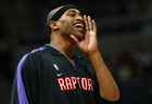 Vince Carter # 15 des Raptors de Toronto lance ses coéquipiers lors des échauffements d'avant-match alors qu'ils se préparent à affronter les Wizards de Washington lors de l'action NBA le 3 mars 2004 au MCI Center à Washington, DC.  (Photo de Doug Pensinger/Getty Images)  