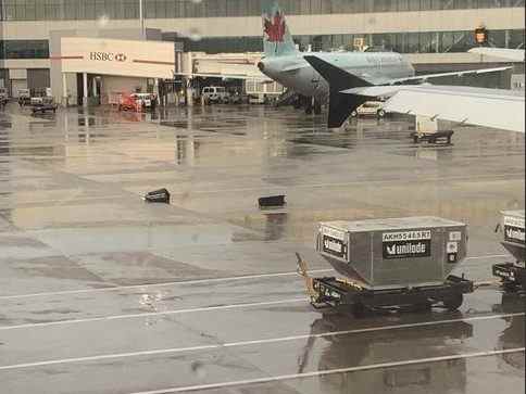 Les bagages abandonnés sur le tarmac suscitent l’ire des passagers