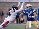 Le joueur de ligne défensive des Alouettes Mike Moore s'est lancé contre le quart-arrière des Blue Bombers Zach Collaros lors du premier quart jeudi soir au Stade Molson.