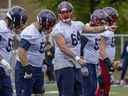 Le centre des Alouettes Sean Jamieson, 64 ans, souligne les affectations défensives à d'autres joueurs de ligne offensive lors du camp d'entraînement en mai 2022.