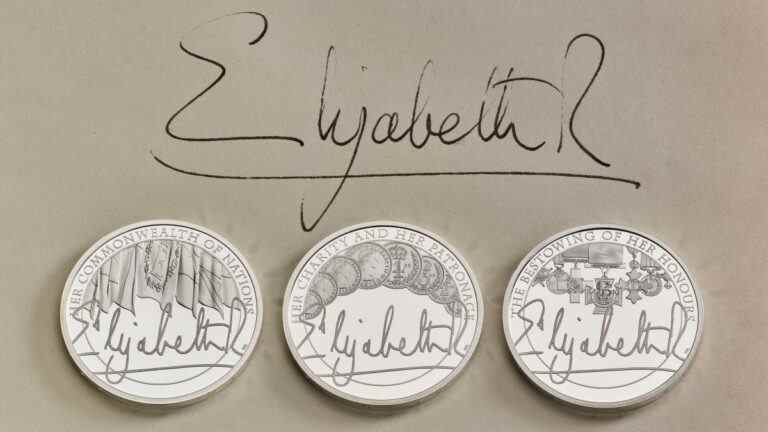 La signature de la reine figure pour la première fois sur les pièces de la Royal Mint