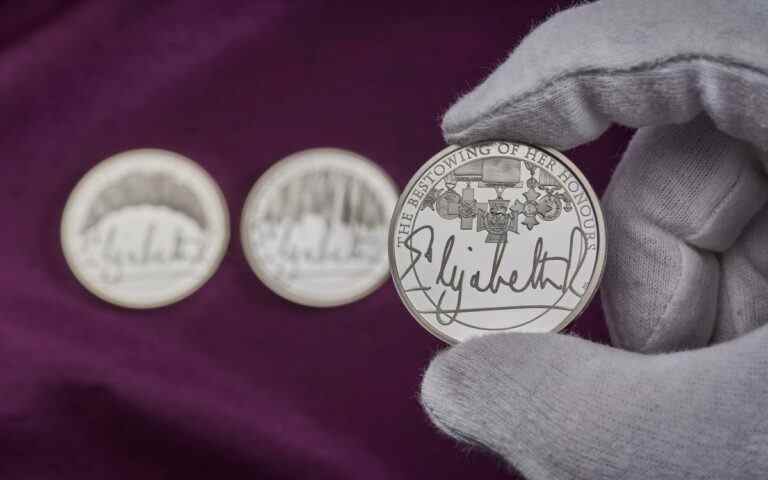 Le profil de la reine remplacé par sa signature sur les pièces Royal Mint Platinum Jubilee