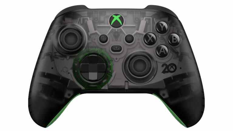 Les accessoires de l’édition 20e anniversaire de la Xbox incluent une manette et un casque noirs transparents