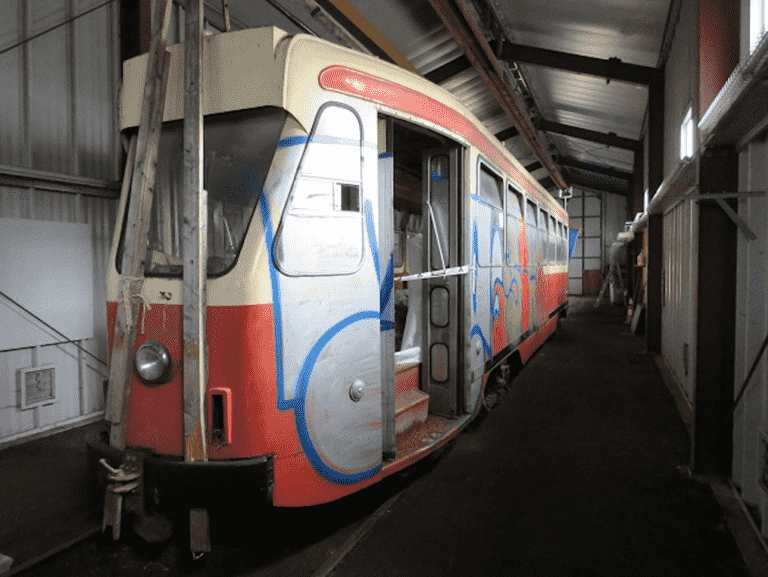 Envie d’un vieux tramway ?  C’est à toi si tu peux le transporter