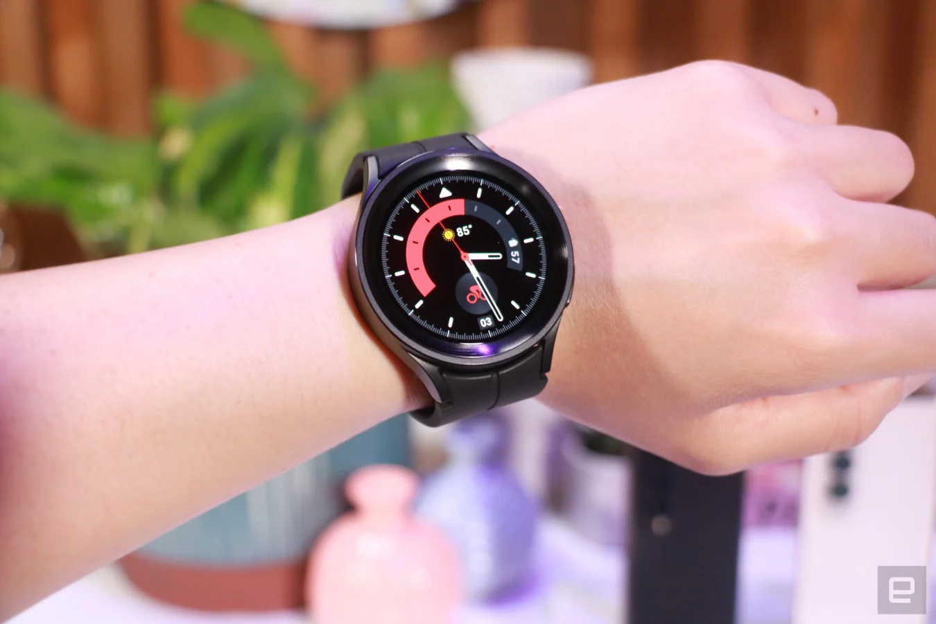 Une Galaxy Watch 5 Pro noire au poignet d'une femme.