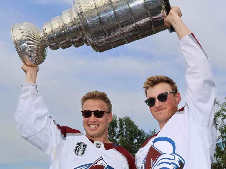 Logan O’Connor et Cale Makar emmènent la coupe Stanley en croisière le long de la rivière Bow à Calgary