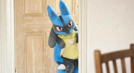 Cette peluche Lucario grandeur nature est enfin disponible au Royaume-Uni