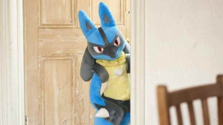 Cette peluche Lucario grandeur nature est enfin disponible au Royaume-Uni
