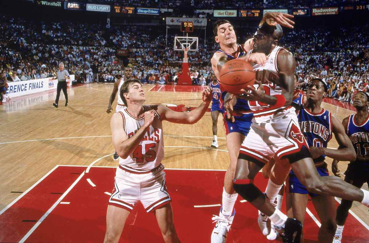 Michael Jordan tente un lay-up tandis que Bill Laimbeer le frappe fort lors de la finale de la Conférence Est de la NBA en 1990