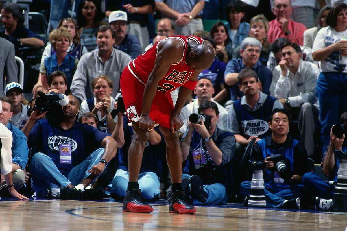 Michael Jordan penché avec ses mains sur ses genoux lors du match de la finale de la NBA 1997