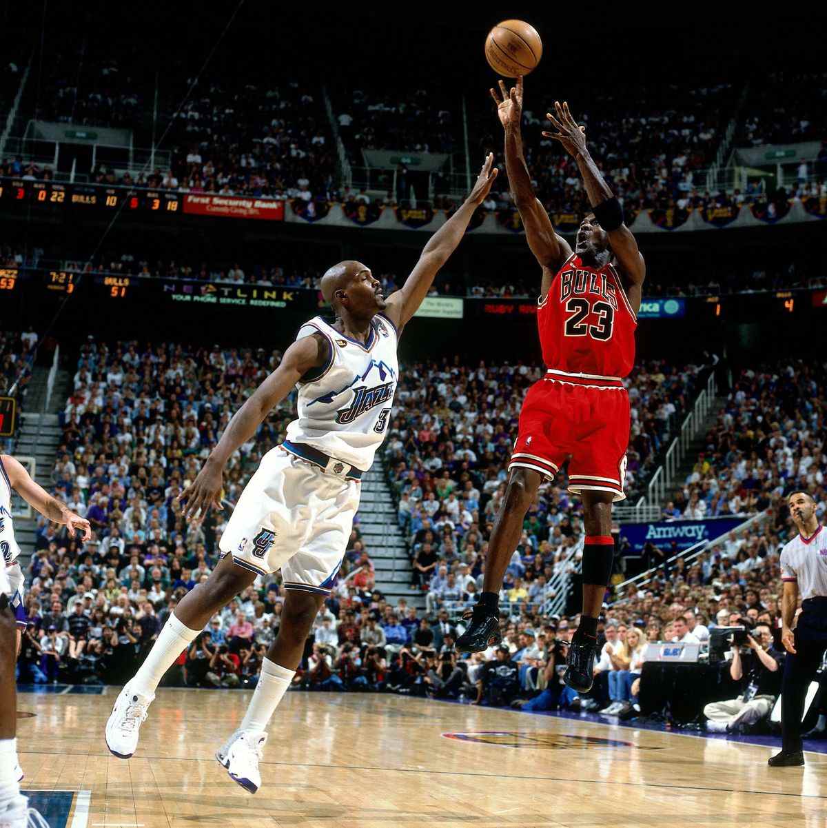 Michael Jordan tire un tir en suspension contre Bryon Russell lors du sixième match de la finale de la NBA 1998