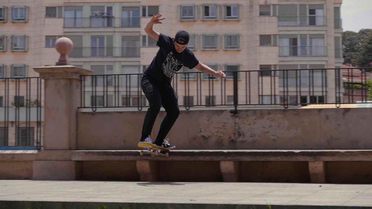 Leo Bakers grince son skateboard sur un banc dans Stay on Board : The Leo Baker Story.