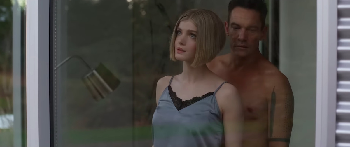 Elena Kampouris et Jonathan Rhys Meyers dans WifeLike.