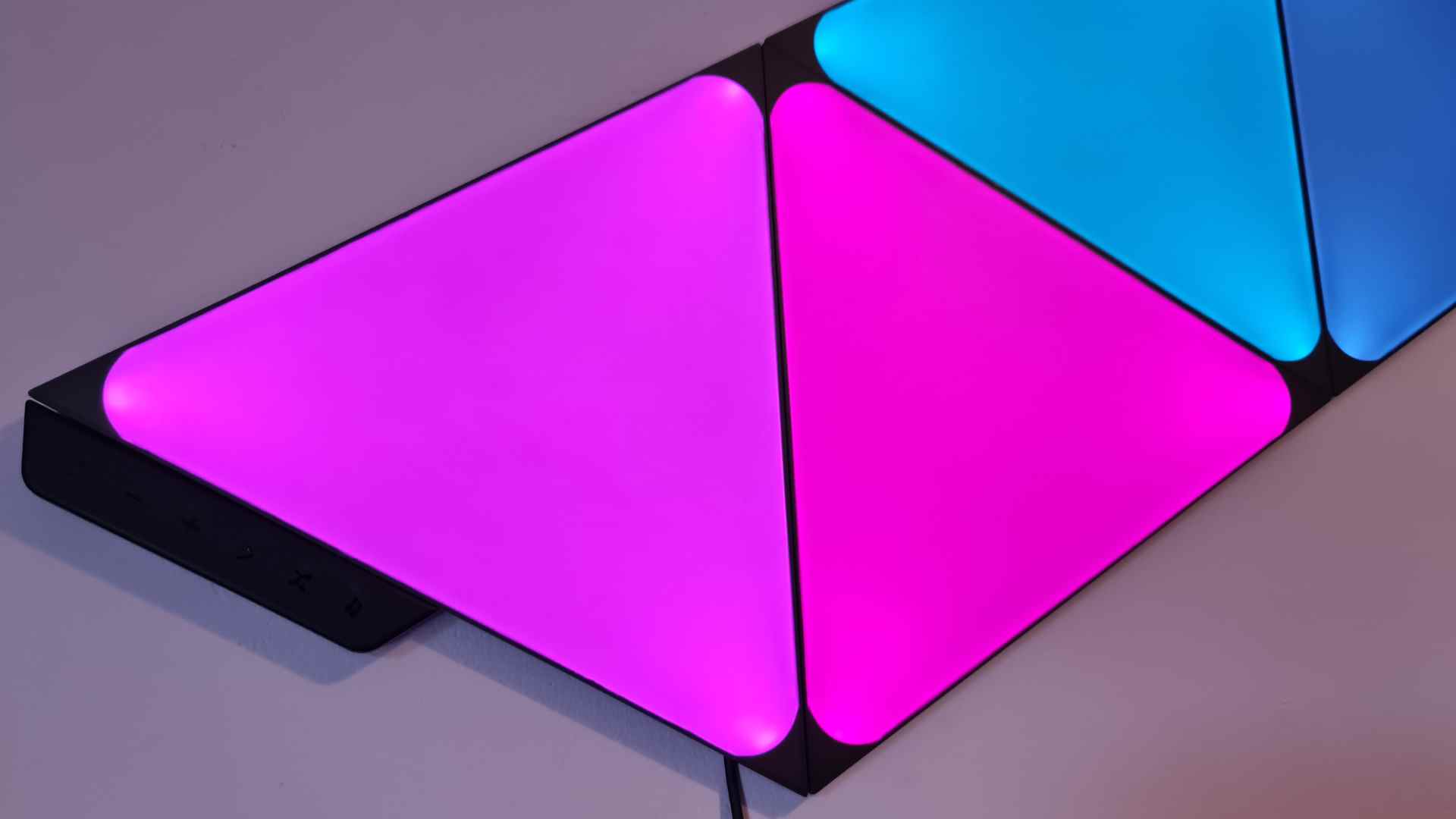 Nanoleaf Ultra Black Shapes avec les traingles brillant violet et bleu