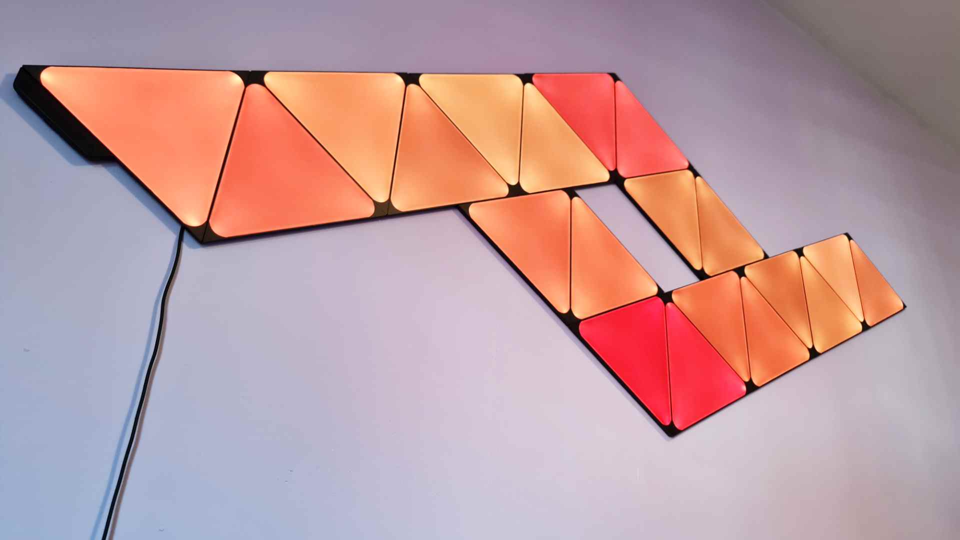 Nanoleaf Ultra Black Shapes avec les traingles orange et rouge brillants