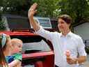 Le premier ministre Justin Trudeau salue après avoir acheté de la crème glacée dans un casse-croûte à Ottawa le 13 juillet 2022. Le gouvernement Trudeau semble séparé des préoccupations des Canadiens ordinaires, écrit Rex Murphy.