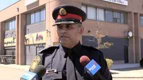 Police régionale de Peel Insp.  Raj Biring s'adresse aux journalistes à l'extérieur de son club de divertissement pour adultes au 1325 Eglinton Avenue East, Mississauga à Dixie Rd.  le vendredi 12 août 2022. JACK BOLAND / TORONTO SUN