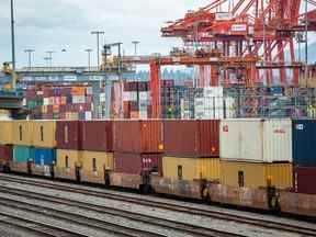 Conteneurs sur des wagons en attente d'être expédiés vers l'est par chemin de fer au port de Vancouver le mardi 21 juin 2022.