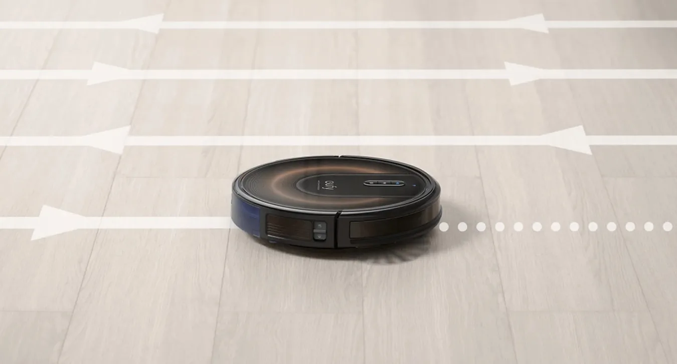 Aspirateur robot Eufy RoboVac G30 Edge d'Anker avec des lignes et des flèches superposées pour montrer son chemin de déplacement.