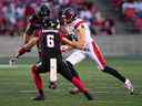 Le receveur des Alouettes de Montréal Jake Wieneke après un attrapé alors que le demi défensif du Rouge et Noir d'Ottawa Antoine Pruneau défend pendant la première mi-temps à Ottawa le 21 juillet 2022.