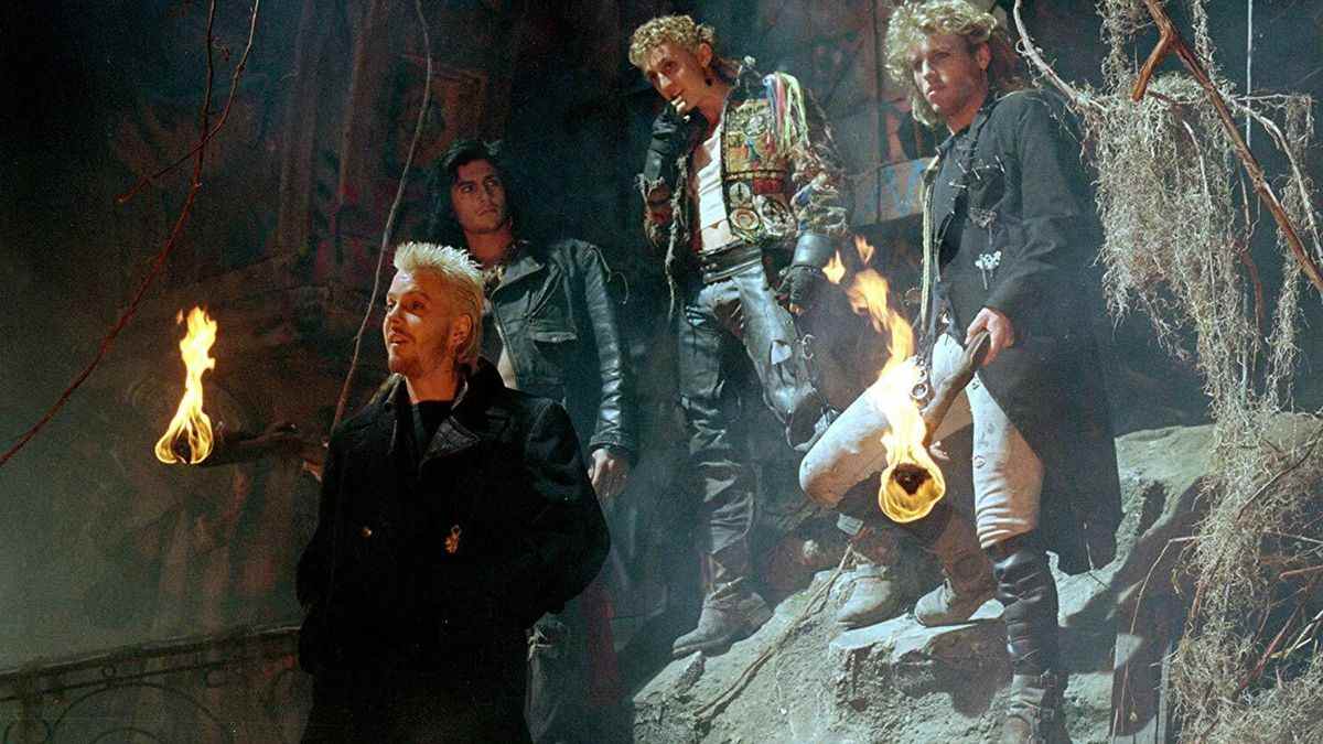 Kiefer Sutherland dans The Lost Boys, avec ses cheveux blonds platine, est entouré de sa troupe