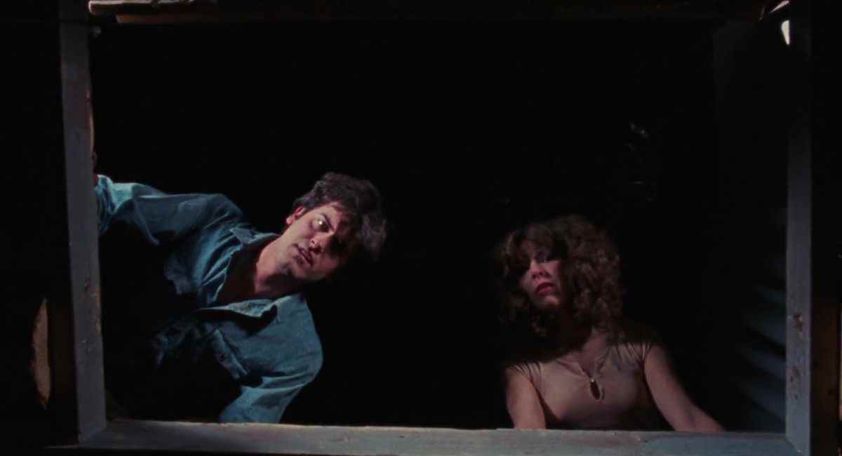 Deux jeunes dans Evil Dead regardent dans un endroit qu'ils ne devraient pas