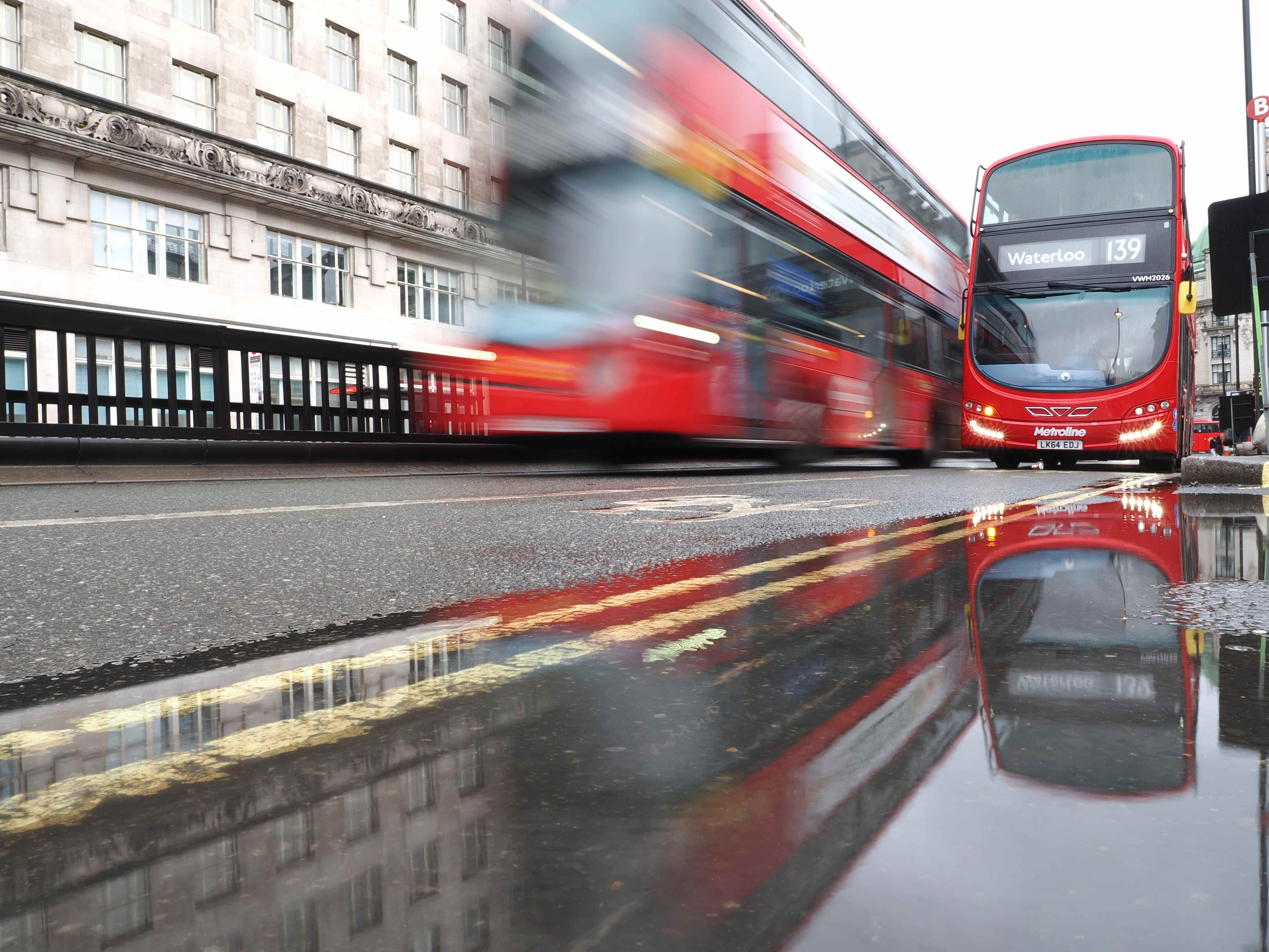 Un bus qui roule dans une rue