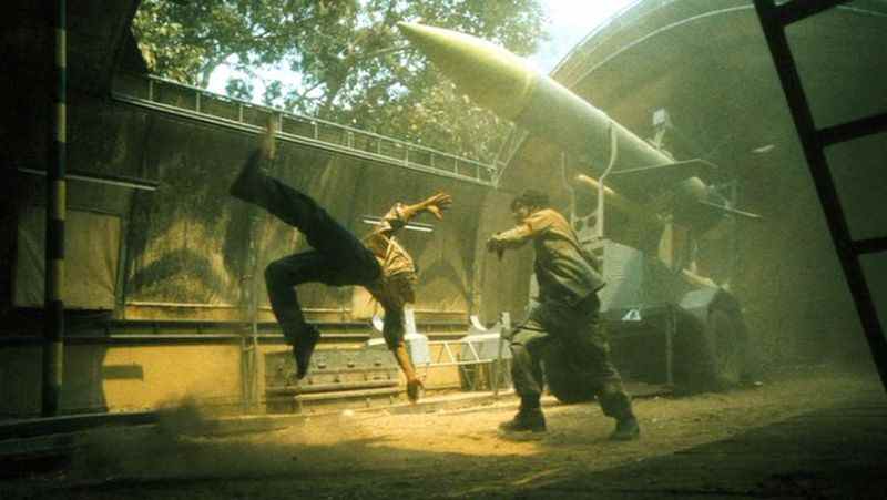 Un performeur fait un flip devant un missile dans Born to Fight.