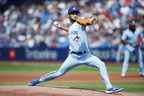 Mitch White des Blue Jays de Toronto lance lors de la première manche de leur match de la MLB contre les Guardians de Cleveland au Rogers Centre le 13 août 2022 à Toronto.