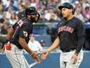 Le joueur de premier but des Indians de Cleveland Josh Naylor (22) est accueilli par l'arrêt-court Amed Rosario (1) après avoir frappé un home run contre les Blue Jays de Toronto au Rogers Centre. 