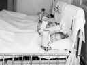 Des jeunes filles sont montrées dans le service des filles de la polio à l'hôpital Sick Kids sur une photo de 1937 à Toronto.