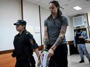 La basketteuse Brittney Griner, qui a été détenue à l'aéroport Sheremetyevo de Moscou et plus tard accusée de possession illégale de cannabis, quitte la salle d'audience avant la décision finale du tribunal à Khimki, près de Moscou, le 4 août 2022.